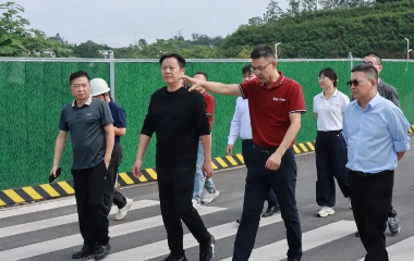 三江新區(qū)（臨港經(jīng)開區(qū)）黨工委委員、南溪經(jīng)開區(qū)管委會(huì)主任李勇率隊(duì)調(diào)研遠(yuǎn)東股份宜賓智能產(chǎn)業(yè)園